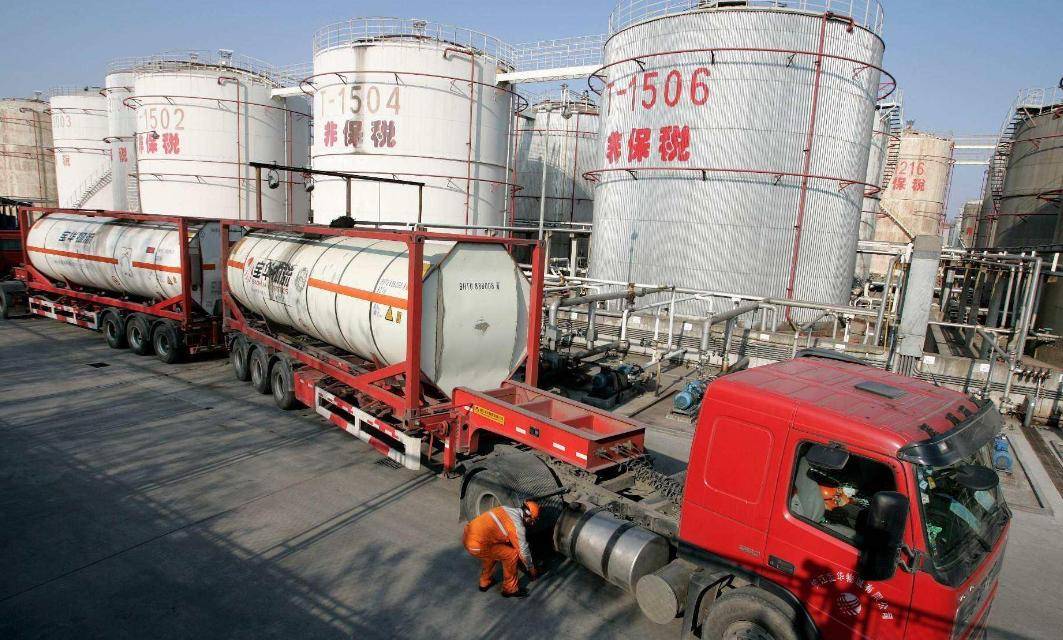中国一边费力进口大量原油，一边低价出口成品油，这为了什么呢？