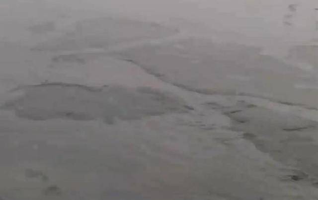 永州一水面出现不明油状漂浮物？当地：执法人员已前往调查