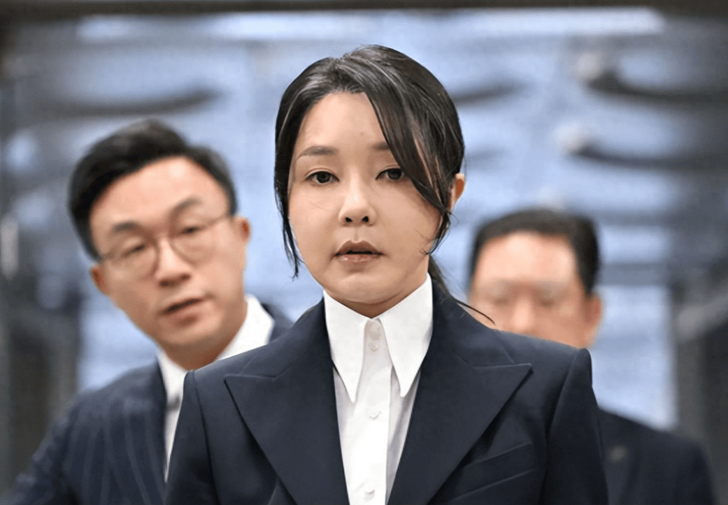 被关押一星期后，心如死灰的金建希想用一死，换尹锡悦一条生路