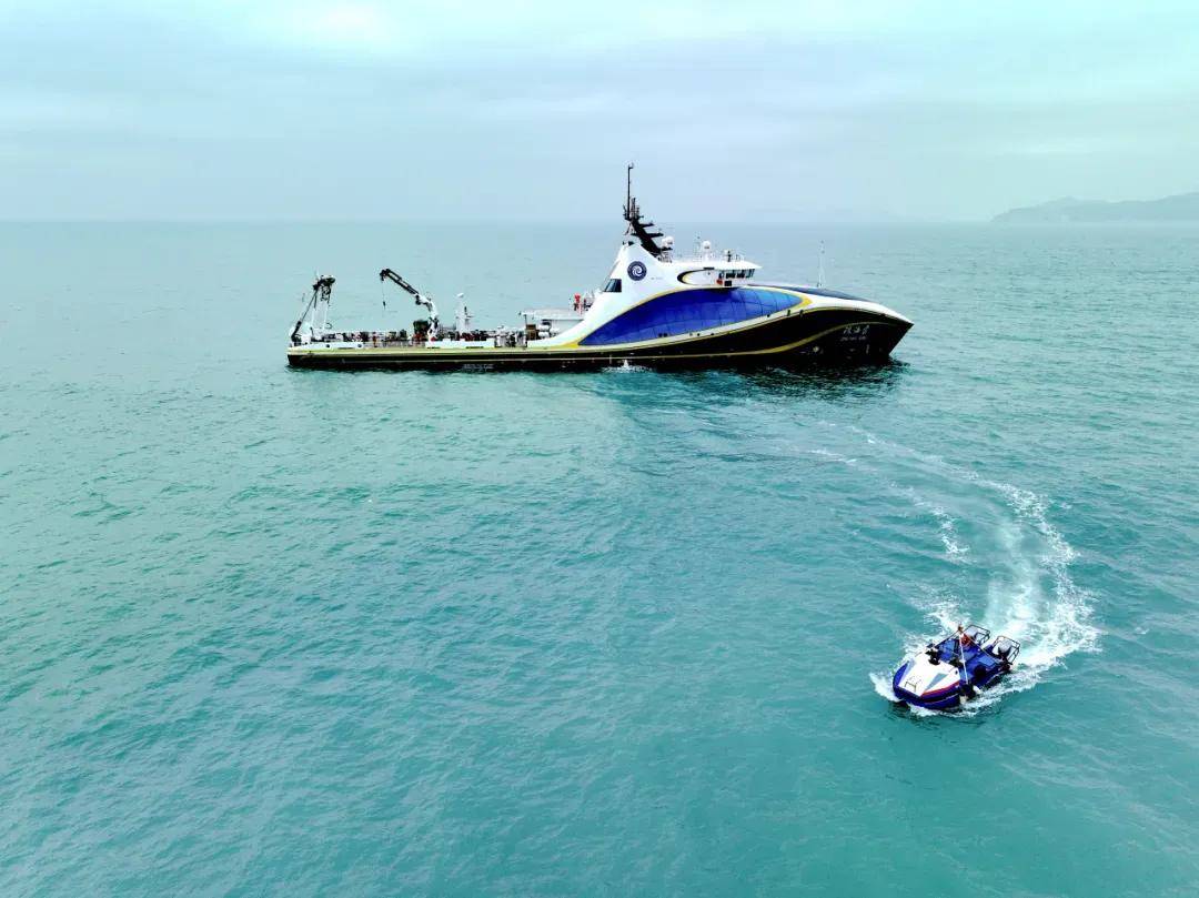 中方两艘大船抵达黄岩岛,船上没有一枪一炮,菲律宾最担心的事要发生,紧急请美军介入