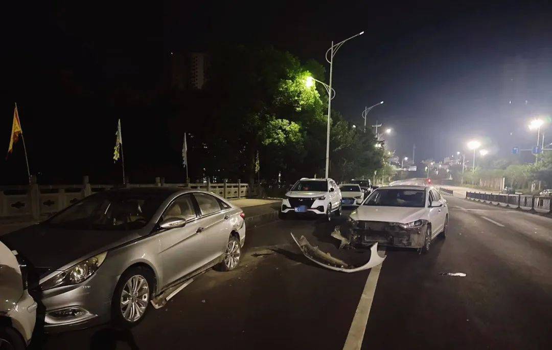 担心酒后骑电瓶车不安全,男子竟让女友开自己的车!一出闹剧,双双被拘!